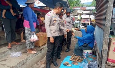 Polsek-Alor-Barat-Daya-Laksanakan-Patroli-dan-Pengamanan-di-Pasar-Rakyat-Moru