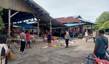 Polsek-Alor-Timur-Laksanakan-Sambang-dan-Patroli-Pengamanan-di-Pasar-Rakyat-Maritaing