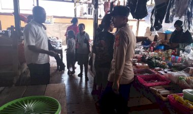 Polsek-Abad-Laksanakan-Patroli-dan-Pengamanan-Pasar-Rakyat-Moru-untuk-Jaga-Kamtibmas