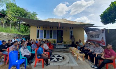 Jumat-Curhat-di-Desa-Adangbuom,-Wakapolres-Alor-Dengarkan-Langsung-Keluhan-Warga