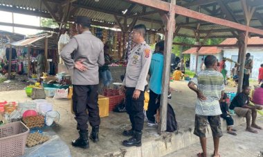 Polsek-Alor-Timur-Laksanakan-Sambang-dan-Patroli-Pengamanan-di-Pasar-Rakyat-Maritaing