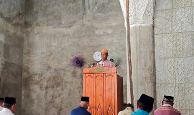 Polres-Alor-Gelar-Jumat-Barokah-dan-Himbauan-Kamtibmas-di-Masjid-Baiturrahman-Lipa