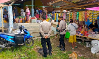 Polsek-Alor-Timur-Laksanakan-Patroli-dan-Pengamanan-Pasar-Rakyat-Naumang
