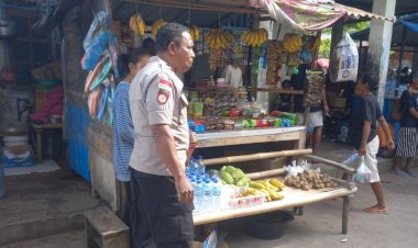 Kanit-Binmas-Polsek-Abal-Laksanakan-Patroli-dan-Sambang-Pedagang-di-Pasar-Tradisional-Alor-Kecil