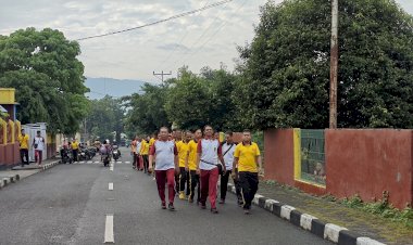 Polres-Alor-Gelar-Jumat-Sehat-dengan-Jalan-Santai-dan-Senam-Usai-Apel-Pagi