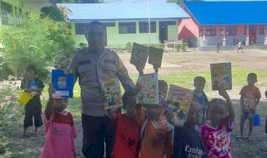 Bhabinkamtibmas-Desa-Likwatang-Laksanakan-Patroli-Dialogis-dan-Berikan-Sarana-Kontak-kepada-Pelajar