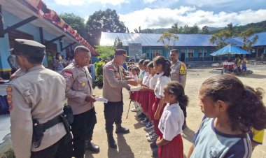 Ikut-Empati-atas-Kejadian-Siswa-SD-di-NTT,-Kapolres-Alor-Bagikan-Alat-Tulis-dan-Perlengkapan-Sekolah-kepada-Siswa-SD-di-Wilayah-Welai-dan-Fanating