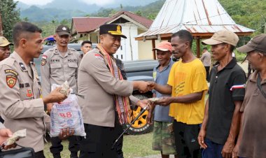 Kunjungan-Kerja-Kapolres-Alor-di-Polsek-Alor-Selatan,-Tanam-Anakan-Kopi-dan-Bagikan-Bibit-kepada-Kelompok-Tani