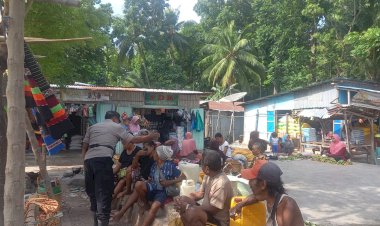 Patroli-Sambang-di-Pasar-Baulang,-Kanit-Binmas-Polsek-Abal-Sampaikan-Himbauan-Kamtibmas