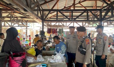 Patroli-Dialogis-Polsek-Alor-Barat-Daya-di-Pasar-Moru,-Warga-Diajak-Jaga-Kamtibmas