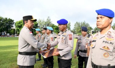Apresiasi-Tinggi-Pimpinan:-Wakapolda-Serahkan-Penghargaan-Kapolda-NTT-kepada-32-Personel-yang-Ukir-Prestasi-dan-Dedikasi*