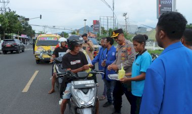 Kapolres-Alor-Bersama-GAMKI-Berbagi-Takjil,-Wujud-Indahnya-Toleransi-di-Bulan-Ramadhan