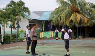 Kapolres-Alor-Pimpin-Upacara-di-SMPN-1-Kalabahi,-Tekankan-Peran-Generasi-Z-Wujudkan-Indonesia-Emas-2045