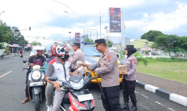 Polres-Alor-Bagikan-Takjil-Gratis-kepada-Masyarakat-di-Lapangan-Mini-Kalabahi