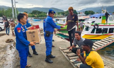 Satuan-Polairud-Polres-Alor-Bagikan-Takjil-kepada-Awak-Kapal-di-Pelabuhan-Dulionong
