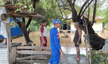 Ditpolairud-Polda-NTT-Turun-Tangan-Bantu-Warga-Desa-Bolok-Bersihkan-Rumah-Usai-Banjir*