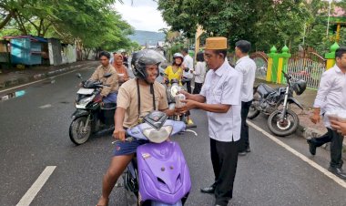 Sat-Intelkam-Polres-Alor-Berbagi-Takjil,-Tebar-Keberkahan-di-Bulan-Suci-Ramadan