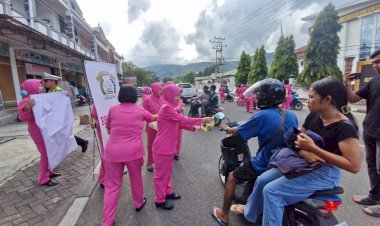 Bhayangkari-Cabang-Alor-Bagikan-Takjil-Gratis-kepada-Masyarakat