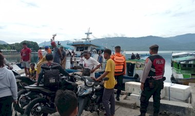 Personel-Polres-Alor-Pantau-Puncak-Arus-Mudik-di-Pos-Terpadu-Pelabuhan-Dulionong-Kalabahi