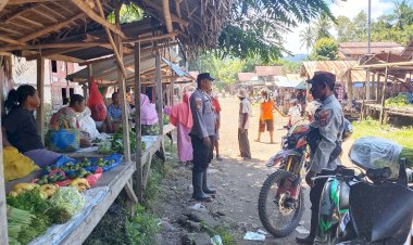 Patroli-Polisi-di-Pasar-Buraga,-Warga-Diajak-Jaga-Keamanan-dan-Ketertiban