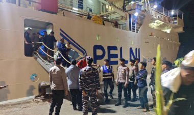 POLRES-ALOR-INTENSIFKAN-PENGAMANAN-DI-POS-TERPADU-PELABUHAN-LAUT-KALABAHI,-RATUSAN-PENUMPANG-KM-WILIS-TIBA-DENGAN-AMAN