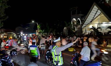 POLRES-ALOR-LAKSANAKAN-PENGAMANAN,-IBADAH-KAMIS-PUTIH-DI-KALABAHI-BERJALAN-AMAN-DAN-LANCAR