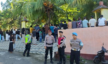 Polres-Alor-Amankan-Ibadah-Jumat-Agung-Jalan-Salib-di-Taman-Goa-Tombang-Kalabahi