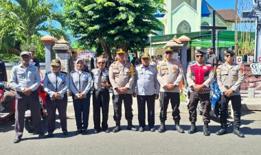 Kapolres-Alor-Cek-Personel-Pengamanan-dan-Laksanakan-Silaturahmi-pada-Ibadah-Jumat-Agung-di-Gereja-Puildon