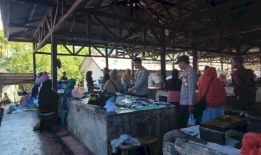 Patroli-Dialogis-Polsek-Alor-Barat-Daya-Jaga-Keamanan-Pasar-Rakyat-Moru