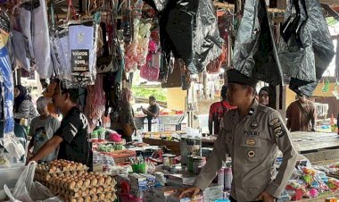 Patroli-Polsek-Alor-Barat-Daya-Jaga-Keamanan--Pasar-Moru,-Tekankan-Larangan-Judi-dan--Miras