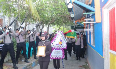 POLRES-ALOR-GELAR-UPACARA-PEMAKAMAN-SECARA-DINAS-KEPOLISIAN-BAGI-ALMARHUM-AIPDA-MOHAMMAD-RIZALI
