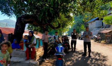 Patroli-Dialogis-Polsek-Alor-Barat-Daya,-Warga-Desa-Wolwal-Diajak-Jaga-Kamtibmas