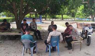 Patroli-Sambang-Polsek-Alor-Timur-Perkuat-Sinergi-Bersama-Masyarakat-dalam-Menjaga-Kamtibmas