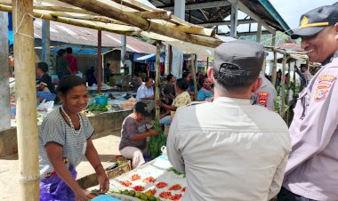 Polsek-Alor-Selatan-Laksanakan-Patroli-Pengamanan-Aktivitas-Pasar,-Situasi-Aman-dan-Kondusif