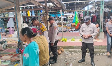 Patroli-Dialogis-Polsek-Pantar-di-Pasar-Kabir,-Warga-Dihimbau-Jaga-Kamtibmas