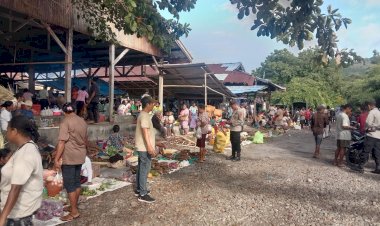 Patroli-dan-Pengamanan-Pasar-Rakyat-Maritaing,-Personel-Polsek-Alor-Timur-Sampaikan-Himbauan-Kamtibmas