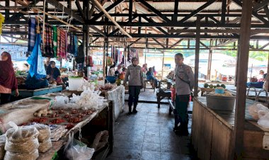 Personel-Polsek-Alor-Barat-Daya-Laksanakan-Patroli-dan-Pengamanan-Pasar-Rakyat-Moru