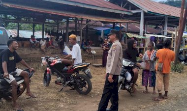 Patroli-Pengamanan-Pasar,-Polsek-Alor-Selatan-Pastikan-Aktivitas-Masyarakat-Berjalan-Aman-dan-Kondusif