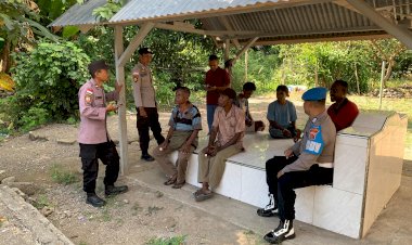 Polsek-Alor-Timur-Laut-Perkuat-Sinergi-dengan-Tokoh-Masyarakat-Melalui-Patroli-Dialogis-Kamtibmas-di-Desa-Waisika