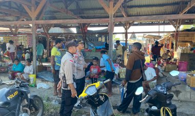 Polsek-Alor-Timur-Gelar-Patroli-Pengamanan-Pasar-Maritaing,-Pastikan-Aktivitas-Masyarakat-Berjalan-Aman-dan-Kondusif