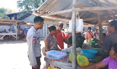Polsek-Alor-Timur-Laut-Gelar-Pengamanan-Pasar-Rakyat-Nailang-dan-Patroli-Dialogis-Sampaikan-Himbauan-Kamtibmas-kepada-Warga