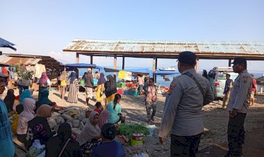 Polsek-Pantar-Intensifkan-Sambang-Pasar-Inpres-Kabir,-Sampaikan-Pesan-Kamtibmas-kepada-Masyarakat