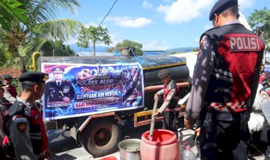 POLRES-ALOR-SALURKAN-AIR-BERSIH-KEPADA-MASYARAKAT-DALAM-RANGKA-HARI-BHAYANGKARA-KE-80