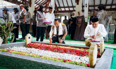 Jelang-Hari-Bhayangkara,-Kapolri-Ziarah-ke-Makam-Gus-Dur