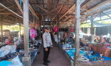 Patroli-Pengamanan-Pasar,-Polsek-Alor-Selatan-Pastikan-Aktivitas-Masyarakat-Berjalan-Aman-dan-Lancar