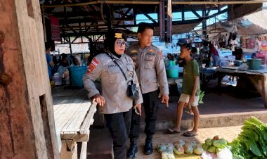 Polsek-Abad-Intensifkan-Patroli-Dialogis-dan-Pengamanan-Pasar-Rakyat-Moru-untuk-Ciptakan-Situasi-Kamtibmas-yang-Aman-dan-Kondusif