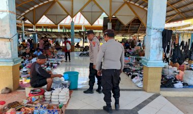 Patroli-Pengamanan-Pasar,-Polsek-Alor-Selatan-Pastikan-Aktivitas-Masyarakat-Berjalan-Aman-dan-Kondusif