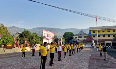 Perkuat-Kebugaran-dan-Soliditas,-Personel-Polres-Alor-Melaksanakan-Olahraga-Jalan-Santai