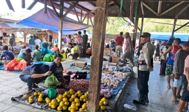 Polsek-Alor-Timur-Intensifkan-Patroli-Dialogis-di-Pasar-Rakyat-Maritaing,-Ciptakan-Situasi-Kamtibmas-yang-Aman-dan-Kondusif