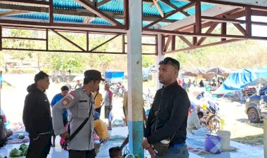 Polsek-Alor-Timur-Intensifkan-Patroli-Dialogis-di-Pasar-Rakyat-Lantoka,-Wujudkan-Rasa-Aman-bagi-Pedagang-dan-Pengunjung